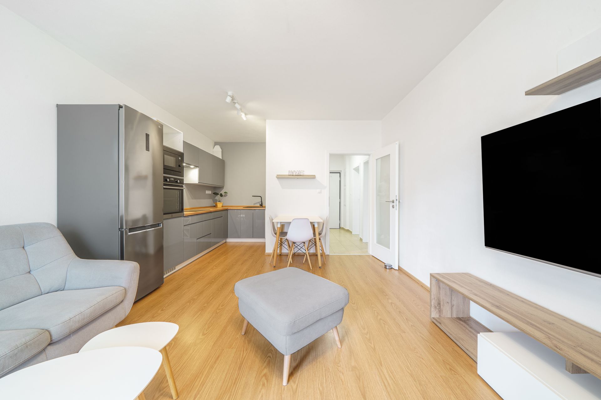 Byt 2+kk s předzahrádkou, terasou a dvěmi garážovými stáními