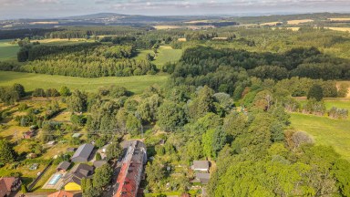 Řadový dům se 3 bytovými jednotkami, garáží a pozemkem 431 m² – Aš, Kvapilova