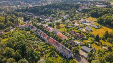 Řadový dům se 3 bytovými jednotkami, garáží a pozemkem 431 m² – Aš, Kvapilova