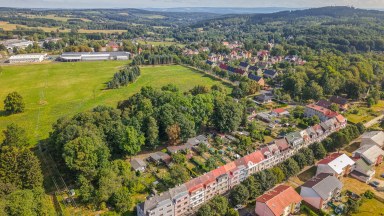 Řadový dům se 3 bytovými jednotkami, garáží a pozemkem 431 m² – Aš, Kvapilova