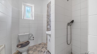 Řadový dům se 3 bytovými jednotkami, garáží a pozemkem 431 m² – Aš, Kvapilova