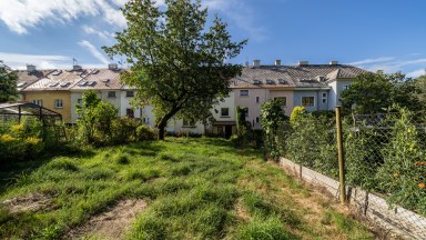 Řadový dům se 3 bytovými jednotkami, garáží a pozemkem 431 m² – Aš, Kvapilova