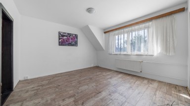 Řadový dům se 3 bytovými jednotkami, garáží a pozemkem 431 m² – Aš, Kvapilova