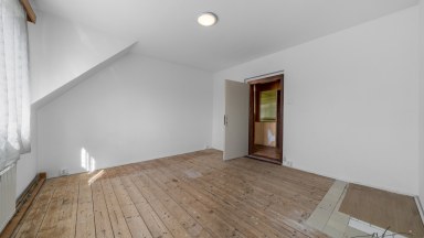 Řadový dům se 3 bytovými jednotkami, garáží a pozemkem 431 m² – Aš, Kvapilova