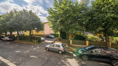 Řadový dům se 3 bytovými jednotkami, garáží a pozemkem 431 m² – Aš, Kvapilova