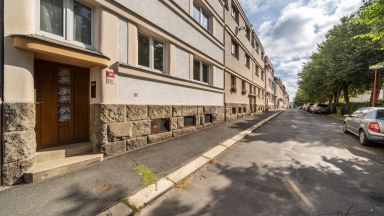 Řadový dům se 3 bytovými jednotkami, garáží a pozemkem 431 m² – Aš, Kvapilova