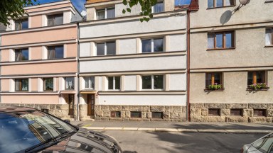 Řadový dům se 3 bytovými jednotkami, garáží a pozemkem 431 m² – Aš, Kvapilova